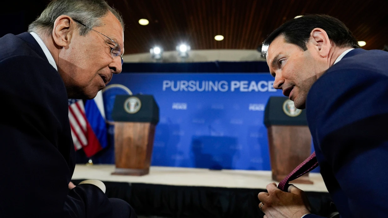 Außenminister im Gespräch: Marco Rubio (r.) und Sergej Lawrow während des Treffens der Präsidenten Trump und Putin im vergangenen Jahr in Alaska.