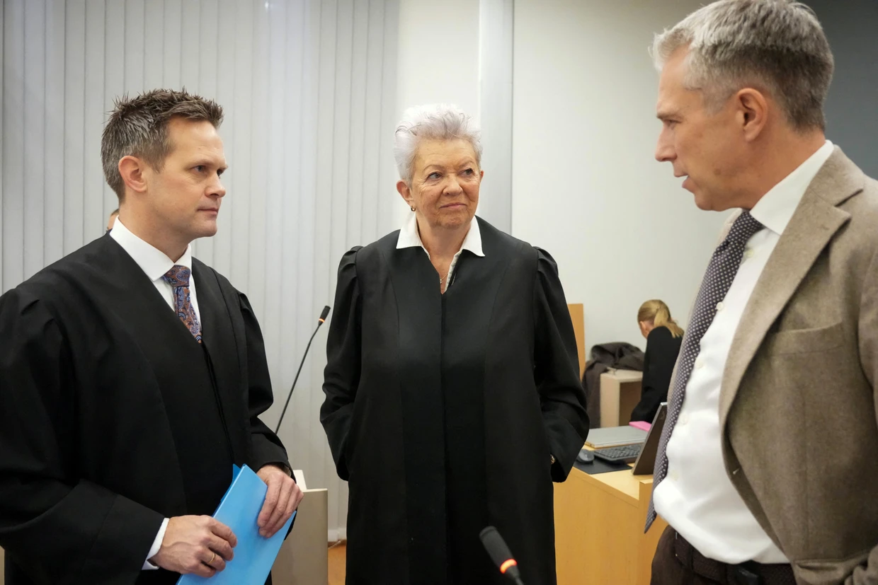 „Er soll weder strenger noch milder behandelt werden“: Staatsanwalt Sturla Henriksbø (links) spricht am ersten Verhandlungstag mit den Verteidigern Høibys.
