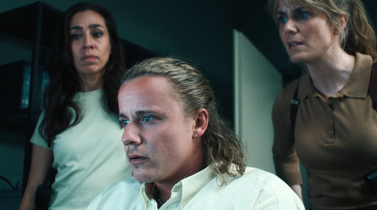 Wenn die Kommissarinnen Tessa Ott (Carol Schuler, l.) und Isabelle Grandjean (Anna Pieri Zuercher) bloß wüssten, wen sie mit dem neuen Assistenten Justus Reynier (Basil Eidenbenz) vor sich haben.