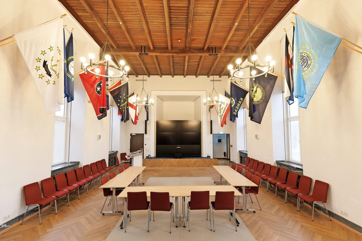 Den Flag Room schmücken Flaggen verschiedener Verbände der Nationalgarde.