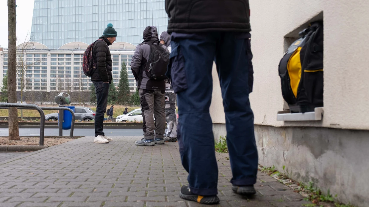 Handwerker warten am 19.11.2025 in Frankfurt auf Angebote für Jobs auf einer Baustelle.
