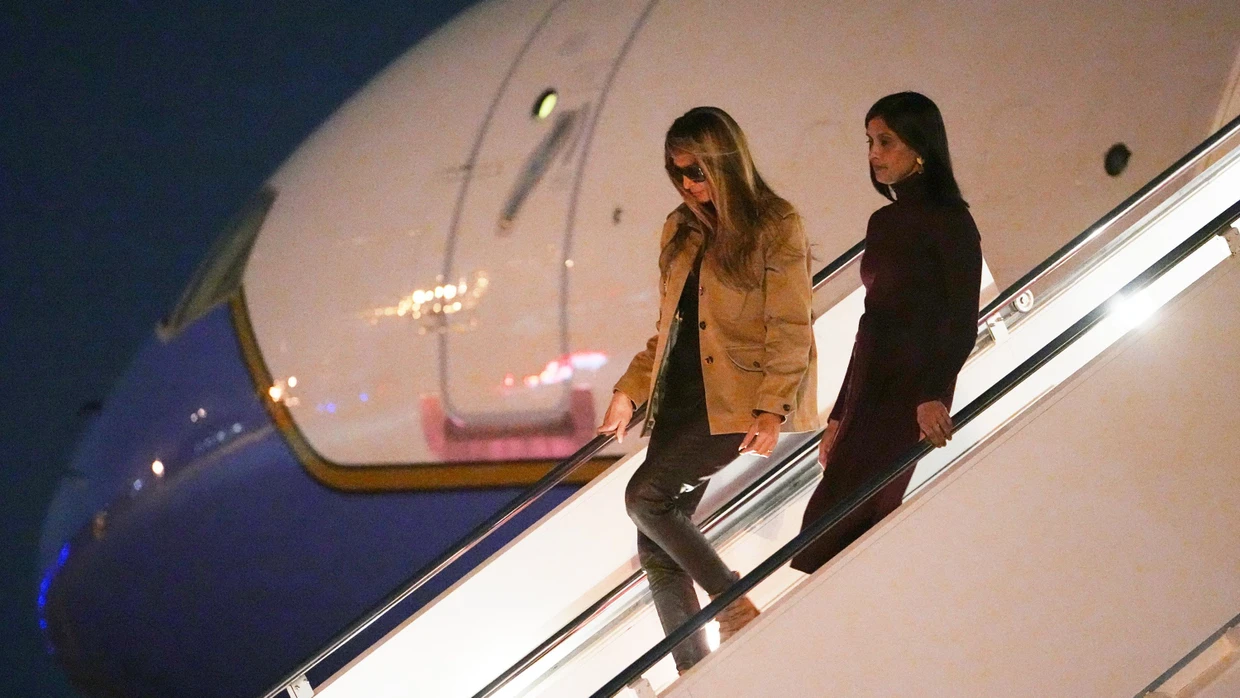 Ohne Ring: Usha Vance (rechts) trifft am Mittwoch gemeinsam mit Melania Trump im Camp Lejeune ein.