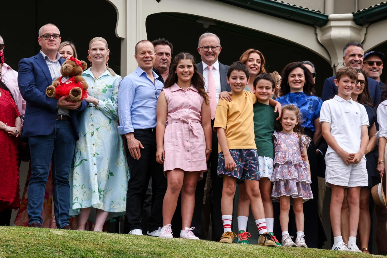 Der australische Premierminister Anthony Albanese (Mitte) mit Gästen bei einer Veranstaltung anlässlich des Inkrafttretens des neuen Gesetzes