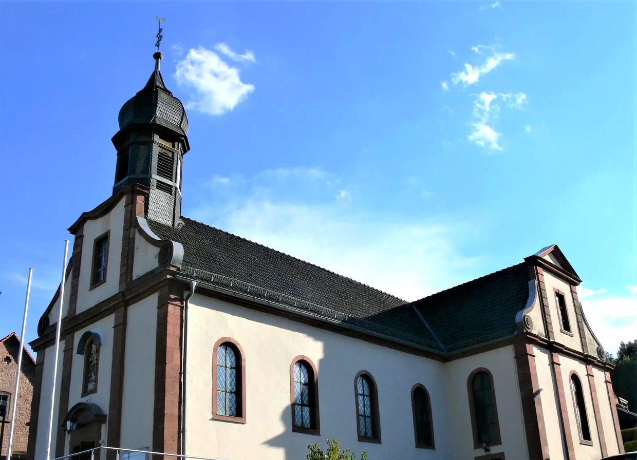 Fällt aus dem Rahmen: Die von Kurmainz anstelle einer Kapelle in Altenbuch um 1770 errichtete Pfarrkirche St. Wolfgang