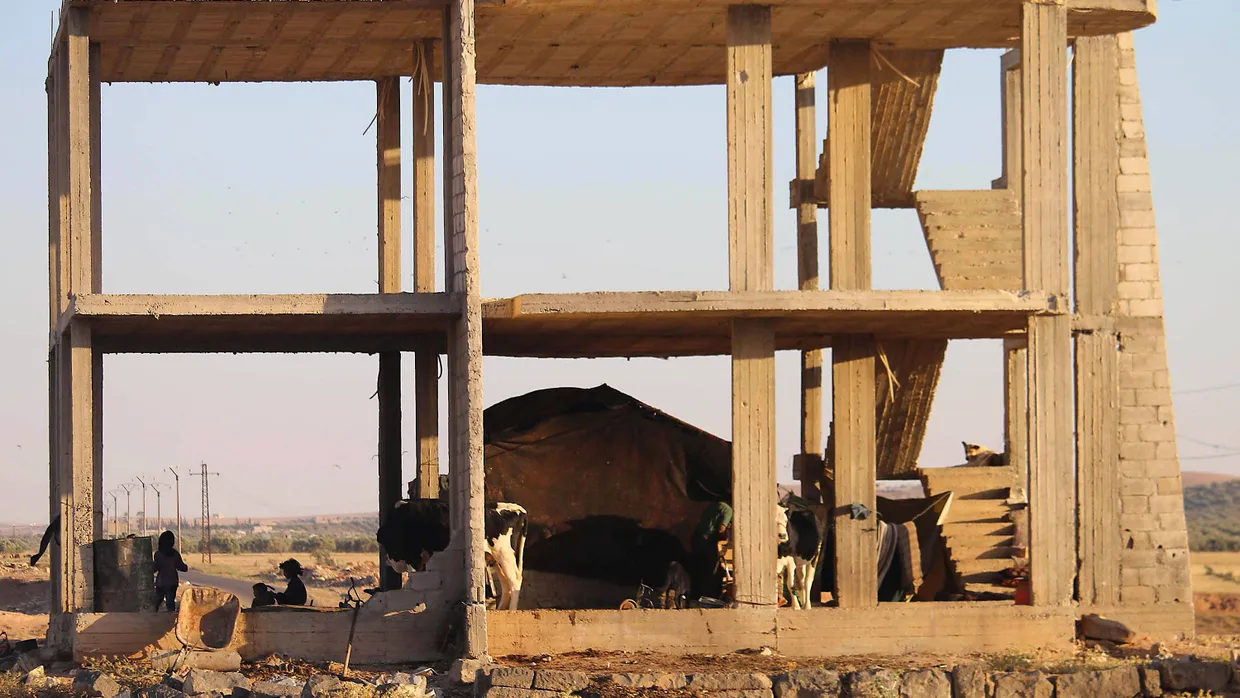 Eine Familie in der syrischen Provinz Daraa sucht Schutz in einem leerstehenden Gebäude.