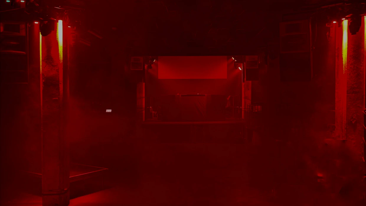  Die Luft ist schwer von Bässen, Lichtinstallationen schaffen eine ganz eigene Welt und Raum für Geheimnisse