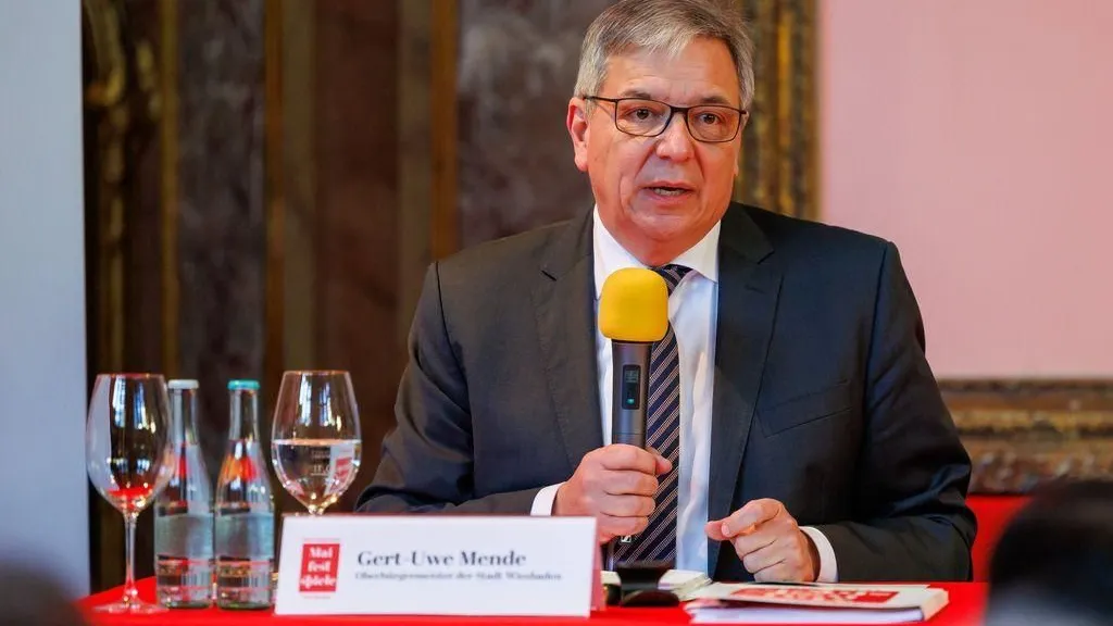 Oberbürgermister Gert-Uwe Mende (SPD) spricht zur Programmvorstellung der Internationalen Maifestspiele des Hessischen Staatstheaters.