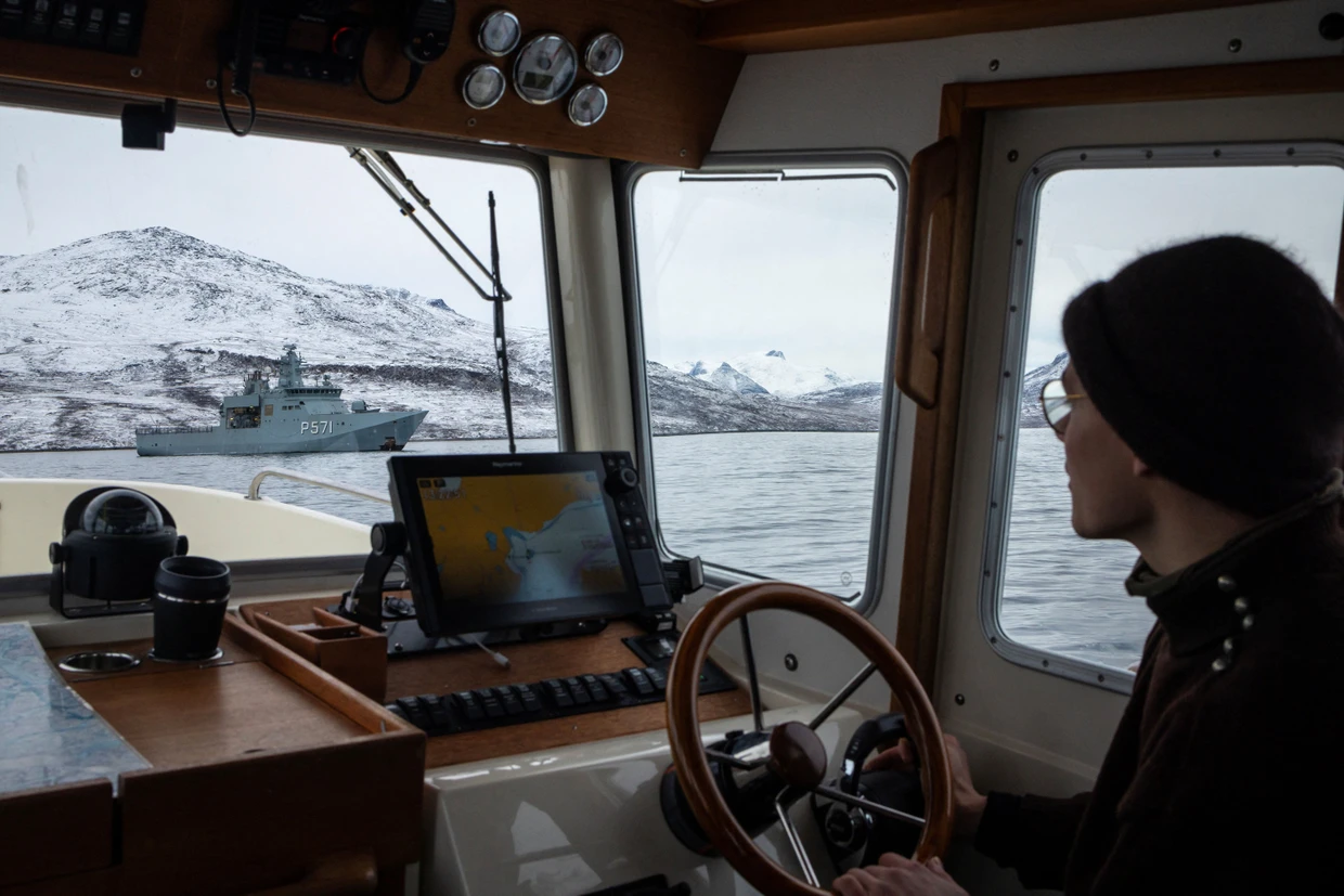 Kapitän Isak Brandt begegnet bei seiner Ausfahrt einem dänsichen Patrouillenboot .