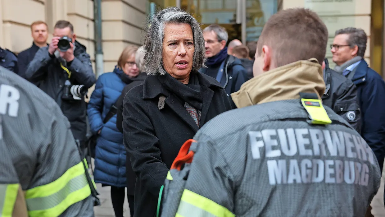 Am Tatort: Landesinnenministerin Zieschang am 21. Dezember im Gespräch mit Feuerwehrleuten in Magdeburg