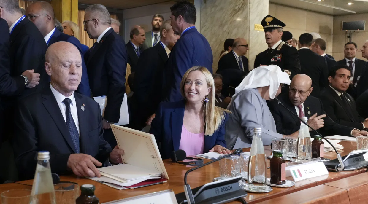 Der tunesische Präsident Kaïs Saïed und Giorgia Meloni bei der Konferenz in Rom
