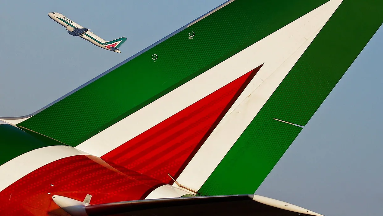 Ein Alitalia-Flugzeug zu sehen vom Flughafen Rom-Fiumicino