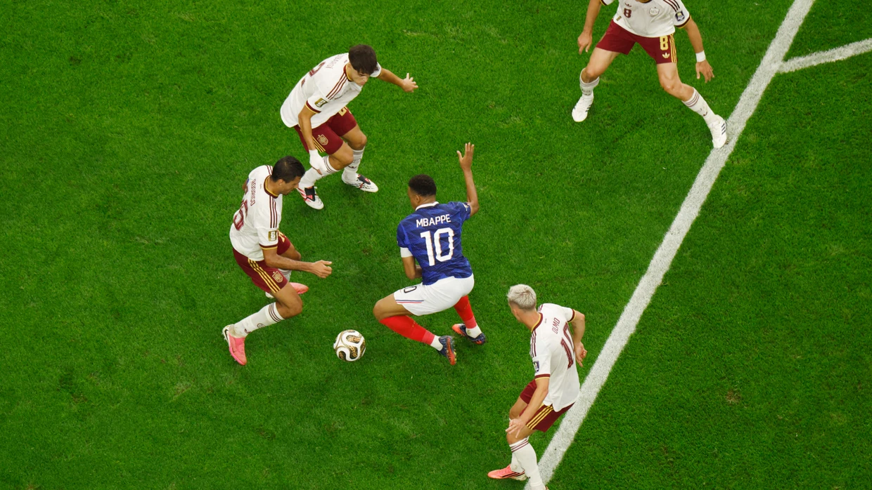Gefangen im spanischen Netz: Spielszene mit Kylian Mbappé aus dem WM-Halbfinale