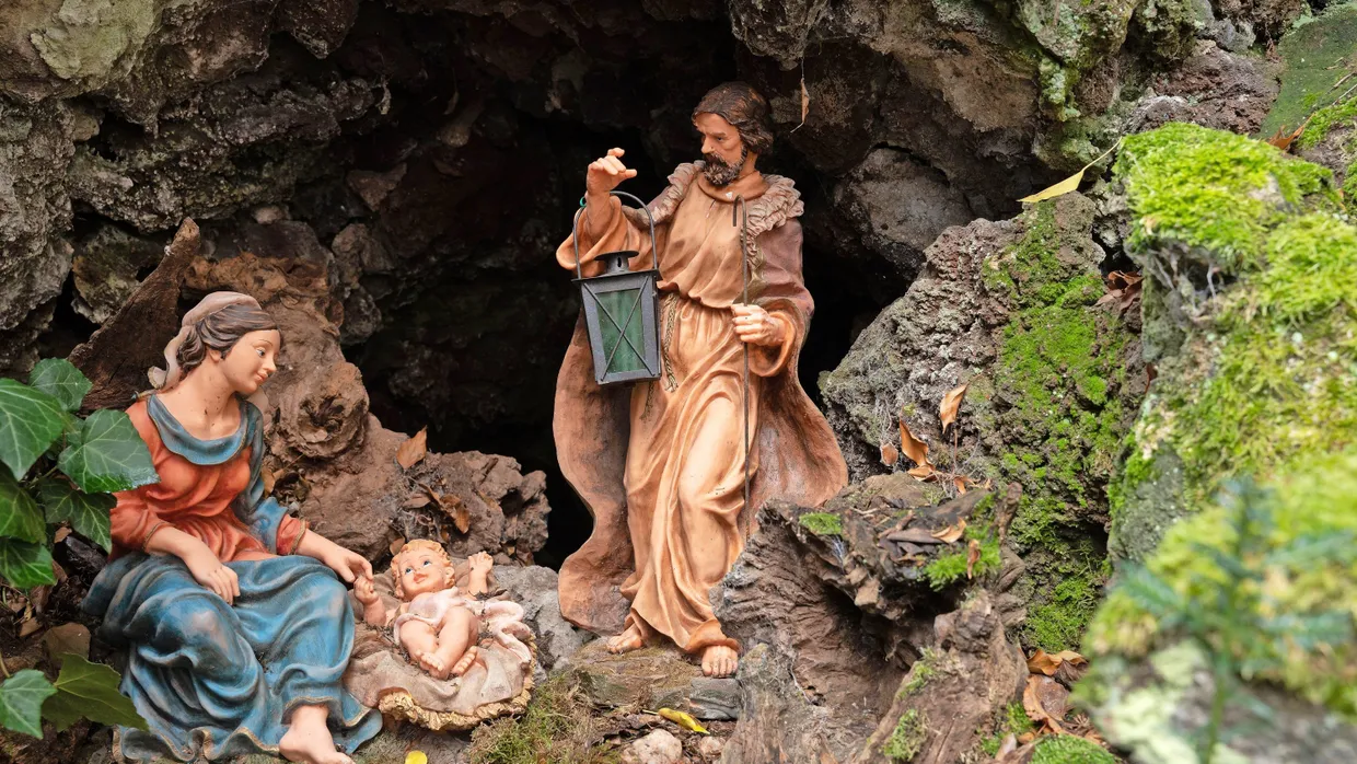 Eine Wanderung auf dem vorweihnachtlichen Pilgerpfad im Westerwald gleicht einer Entdeckungsreise – mit immer neuen Darstellungen von Christi Geburt am Wegesrand.