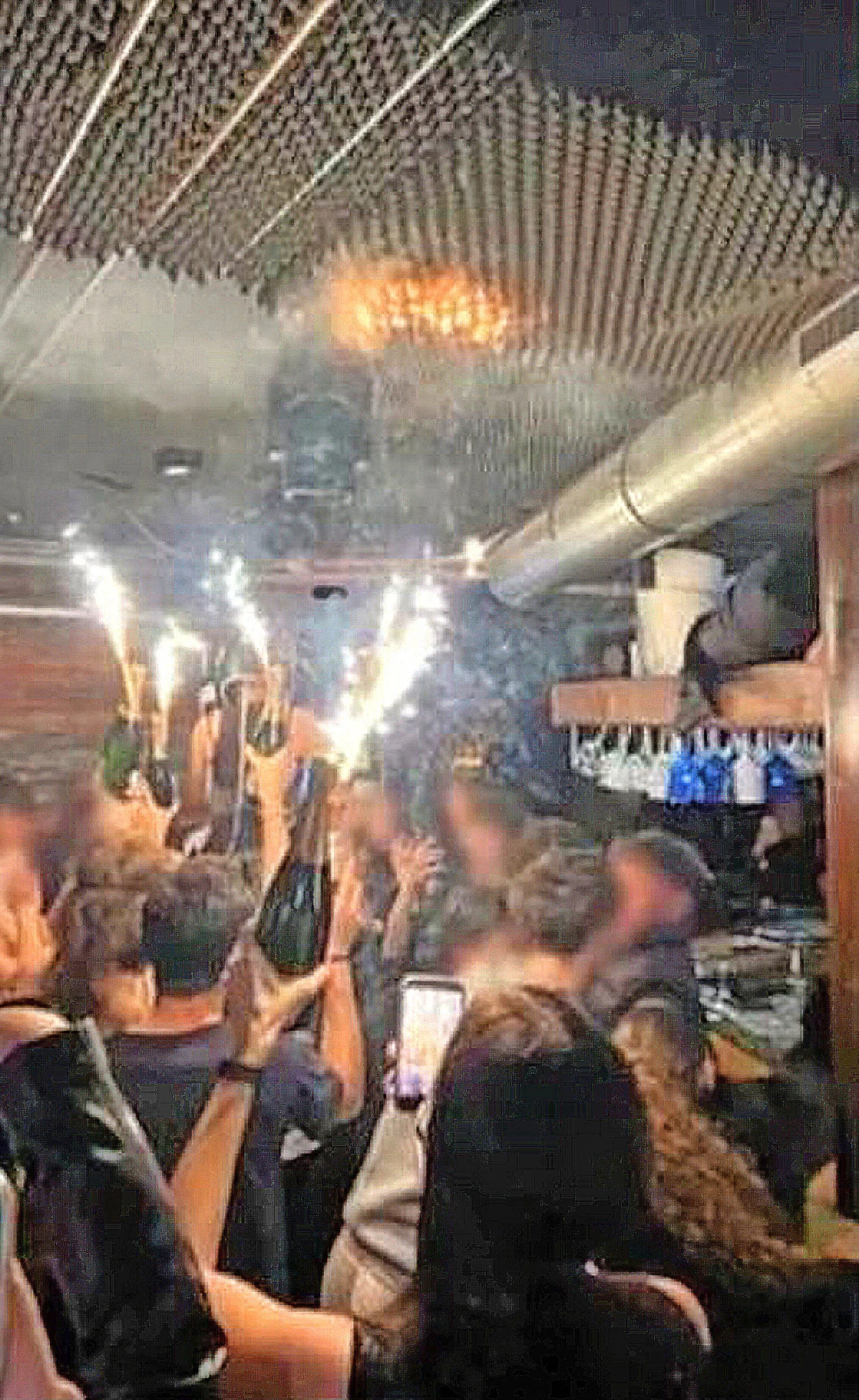 Als die Katastrophe beginnt: Die Feuerfontänen an den Champagnerflaschen ent­zünden in der Silvesternacht die Decke der Bar in Crans-Montana.