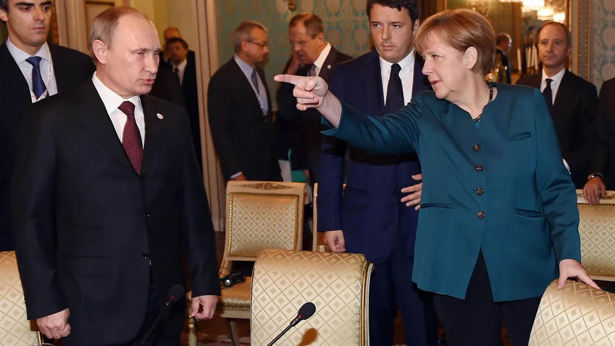 Freundliche Gesichtsausdrücke sehen anders aus: Russlands Präsident Putin (l.) und Bundeskanzlerin Merkel bei ihrem Treffen in Italien