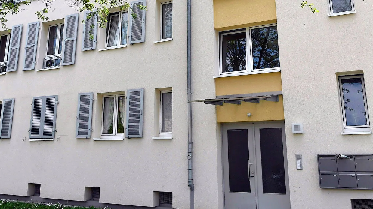Wohnhaus in Frankenthal: Hier soll ein Mann sein zwei Monate altes Baby aus dem Fenster seiner Wohnung im zweiten Stock geworfen und getötet haben.