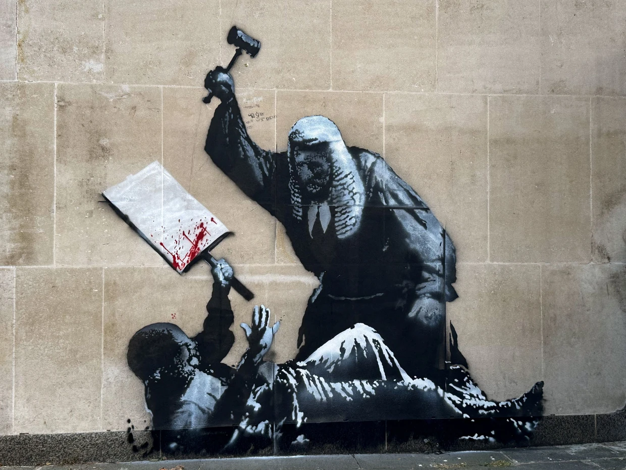 Politischer Protest, der Kritik provozierte: Graffito von Banksy an den Royal Courts of Justice in London, 2025