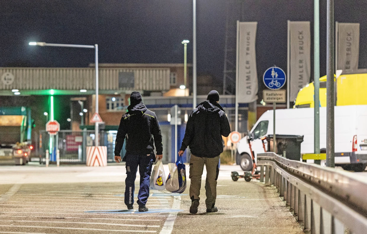 Das Mannheimer Daimler-Werk am frühen Morgen: Unter den Arbeitern ist die Unterstützung für die AfD inzwischen groß.