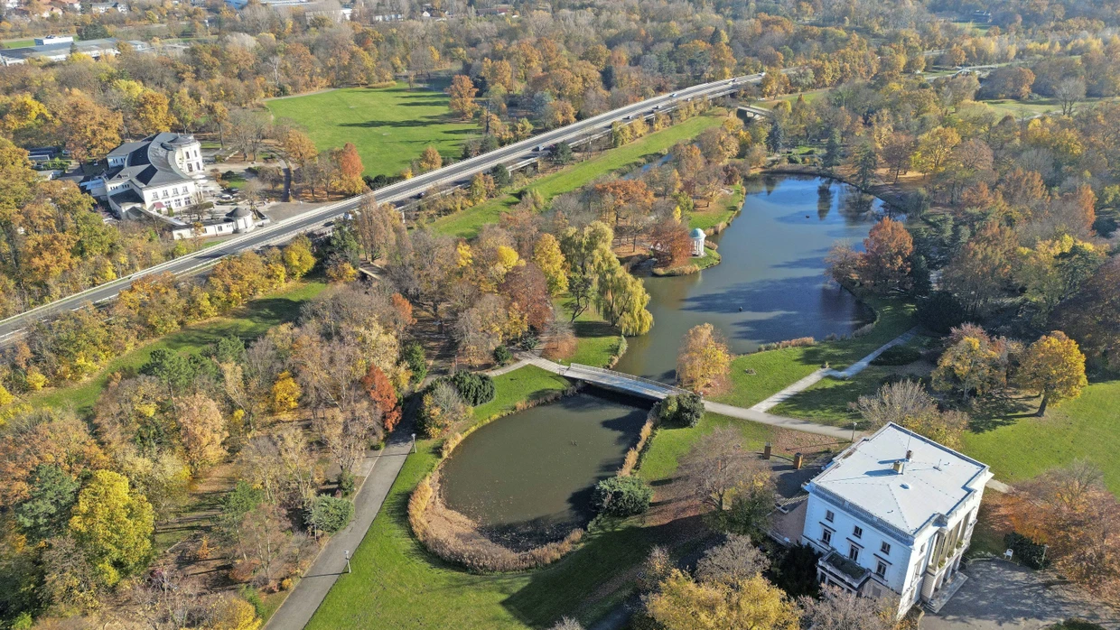 Die Brücke der Bundesstraße 2 quer durch den Herfurth-Park von Markleeberg. Vorne das „Weiße Haus“