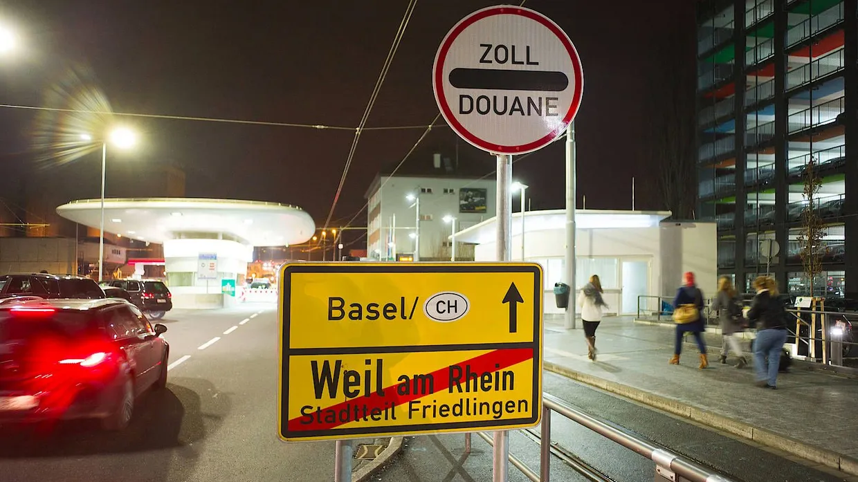 Der deutsch-schweizerische Grenzübergang beim Einkaufszentrum Rhein Center in Weil am Rhein
