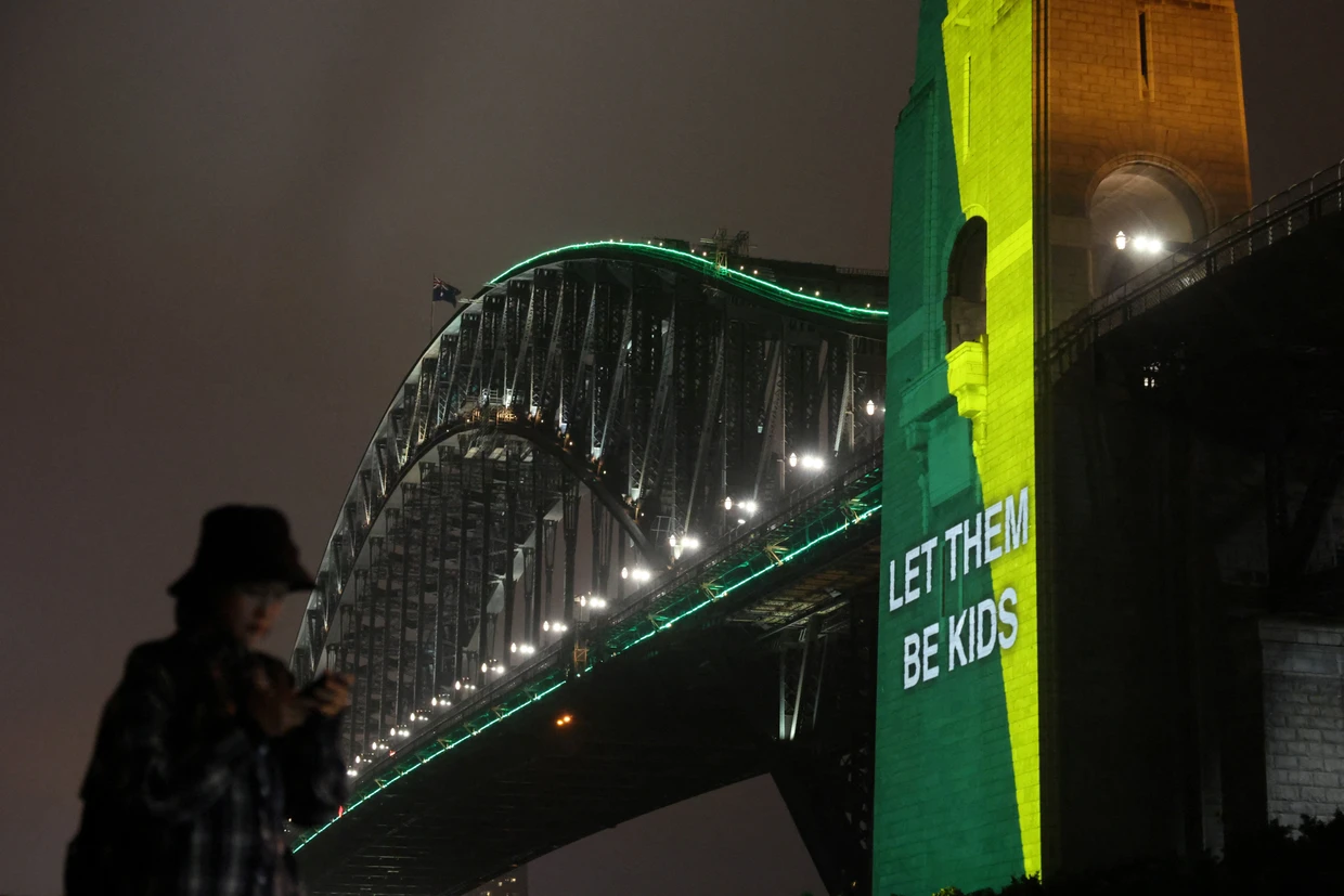 Der Appell "Let them be kids" war diese Woche auch als Projektion an der Sydney Harbour Bridge zu sehen