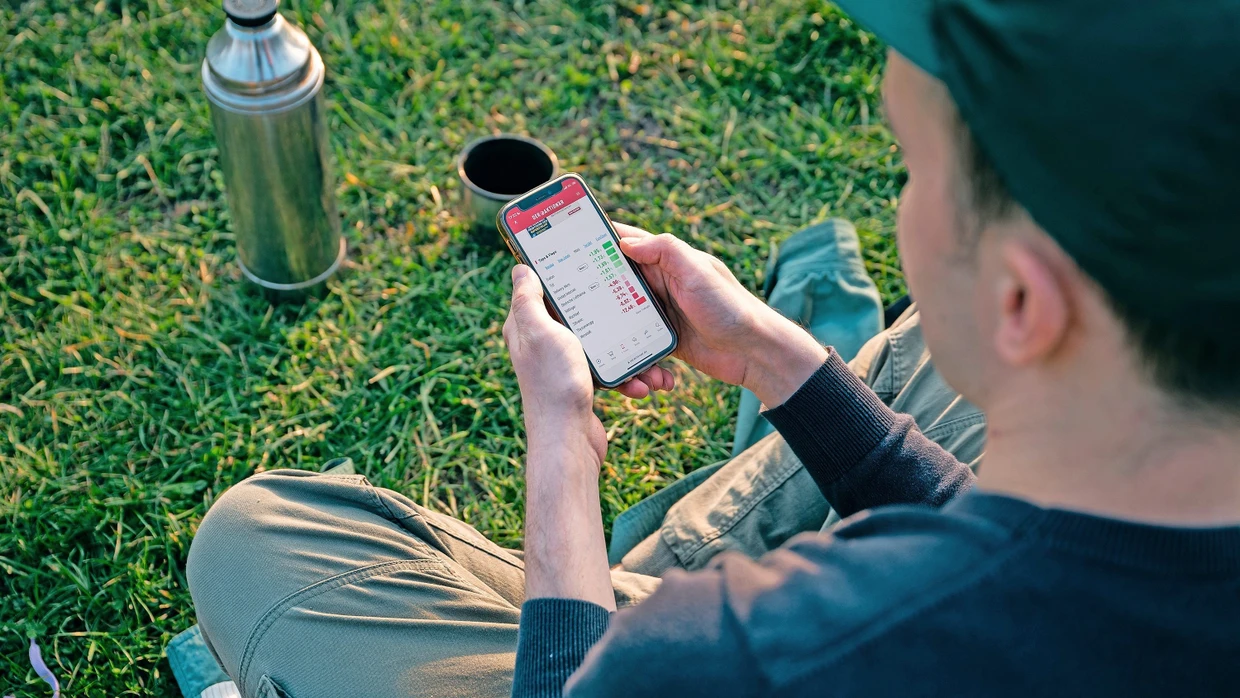 Investieren auf der grünen Wiese: Auch unterwegs lassen sich Aktienkurse im Blick behalten.
