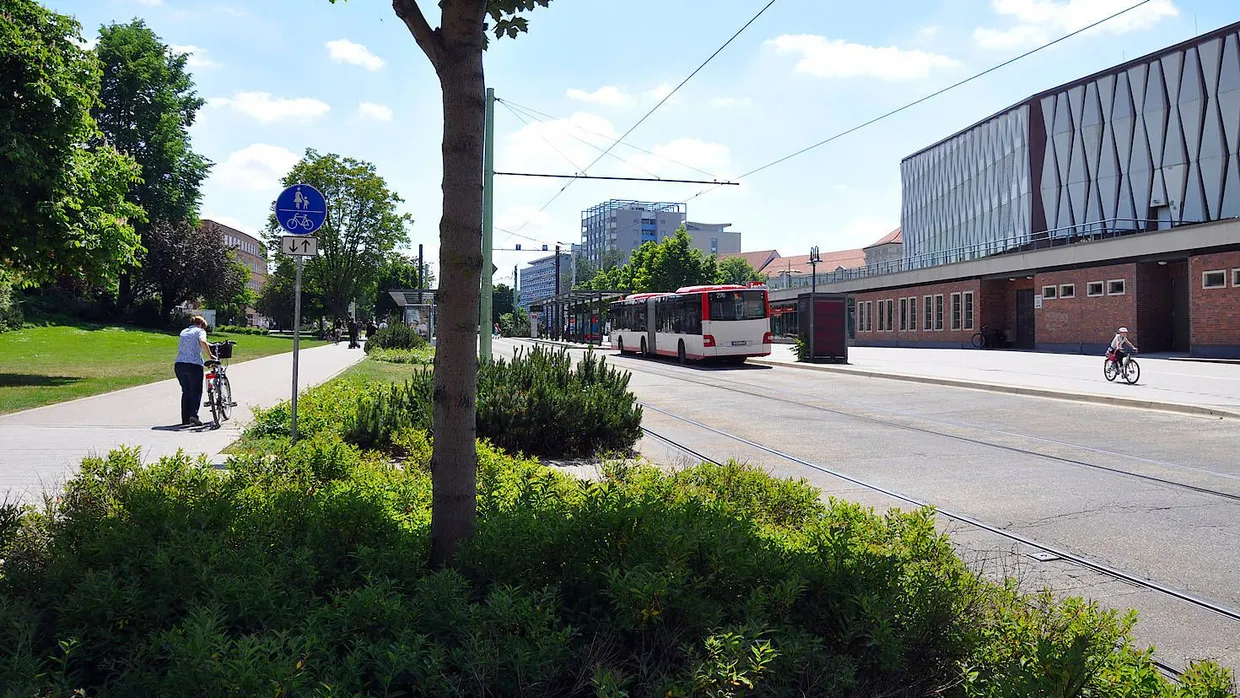 Auf der Puschkinpromenade in der Innenstadt von Cottbus soll der Tatverdächtige am Freitag rechtsgerichtete Parolen gerufen haben (Archiv).