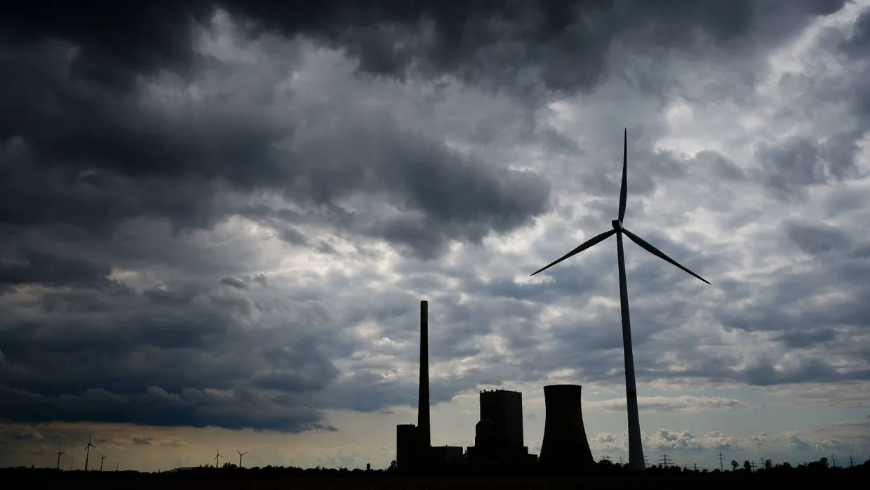 Das Kohlekraftwerk Mehrum, daneben Windräder