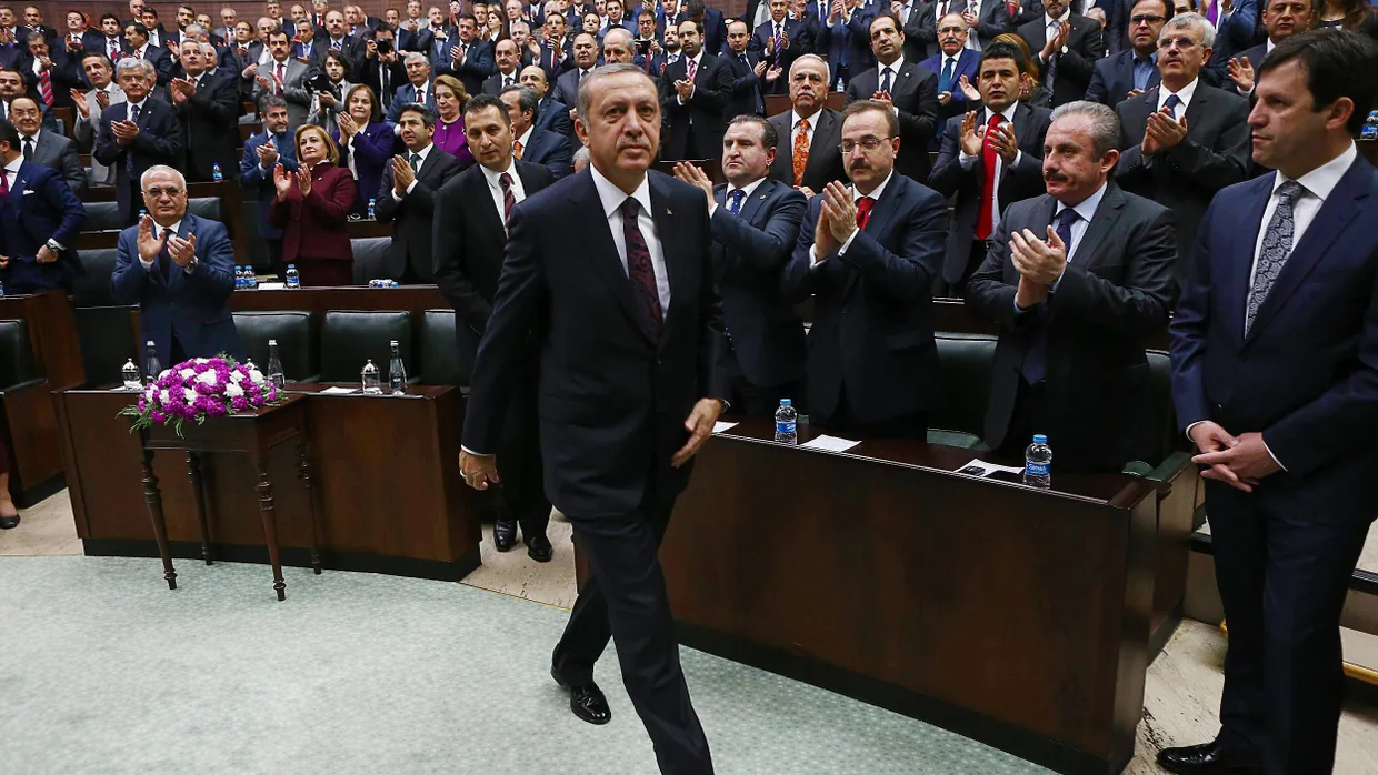 Schreitet das Parlament ab: der türkische Präsident Recep Tayyip Erdogan