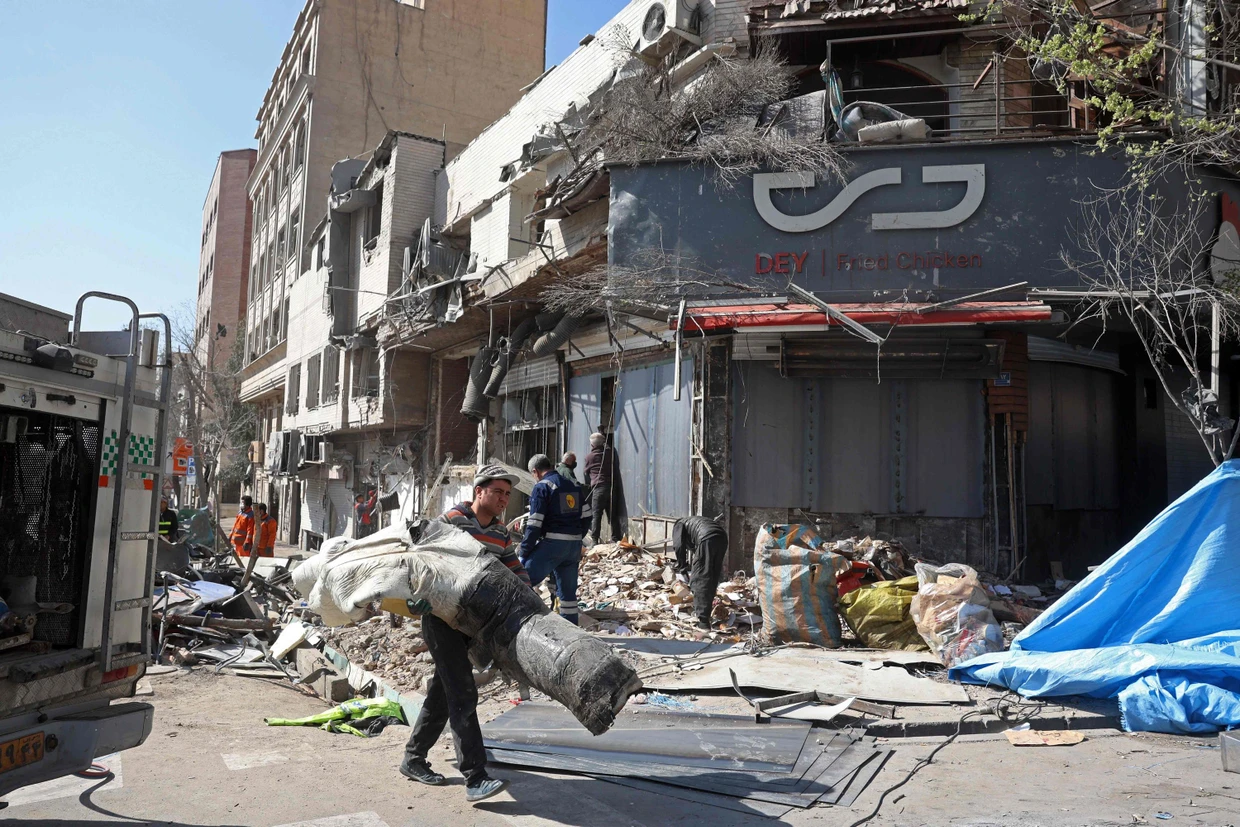 Treffer im Zentrum: Teheraner räumen am 4. März 2026 den Schutt nach einem Luftangriff weg