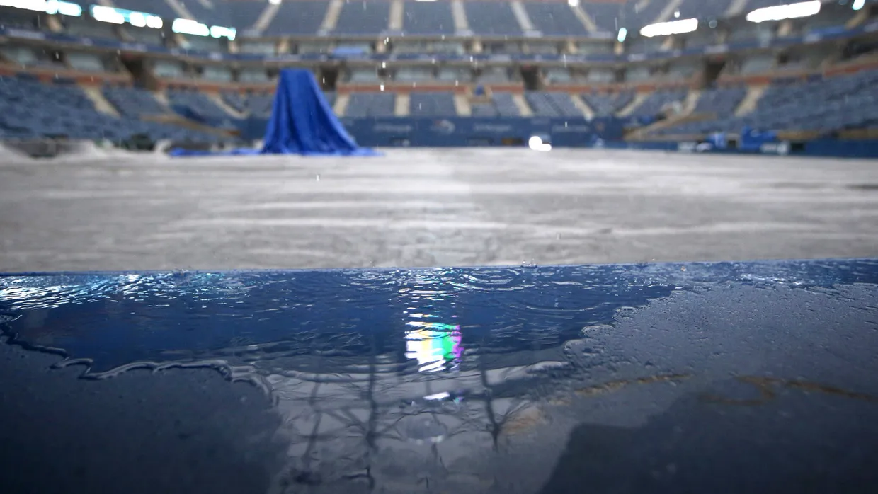 Regenpause in New York: Arthur Ashe Stadion unter Wasser
