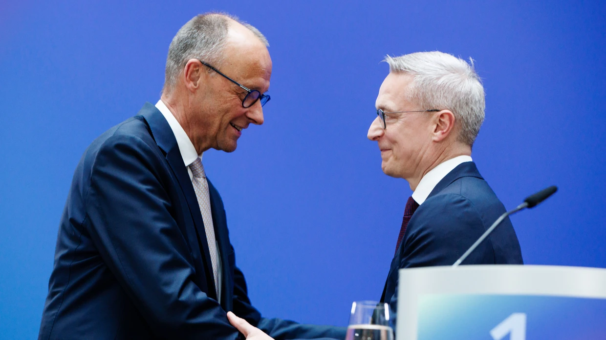 Bundeskanzer Friedrich merz (links) und Minister für Digitalisierung und Staatsmodernisierung. Karsten Wildberger (rechts) wollen durch einen Bürokratieabbau in verschiedenen Bereichen den aktuellen Papierstau loswerden.