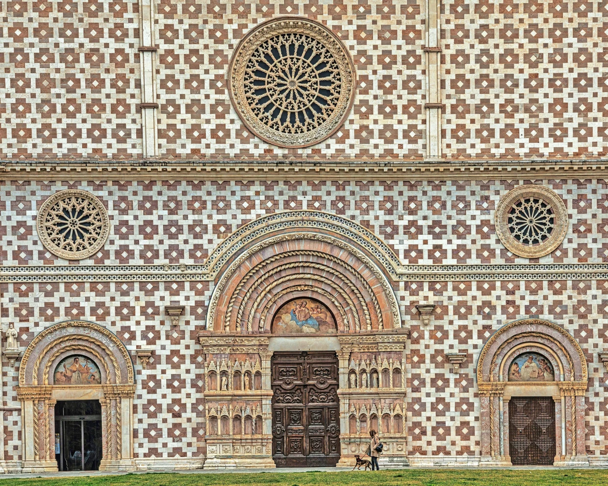 Drei Fensterrosen zieren die Basilika von Santa Maria di Collemaggio.