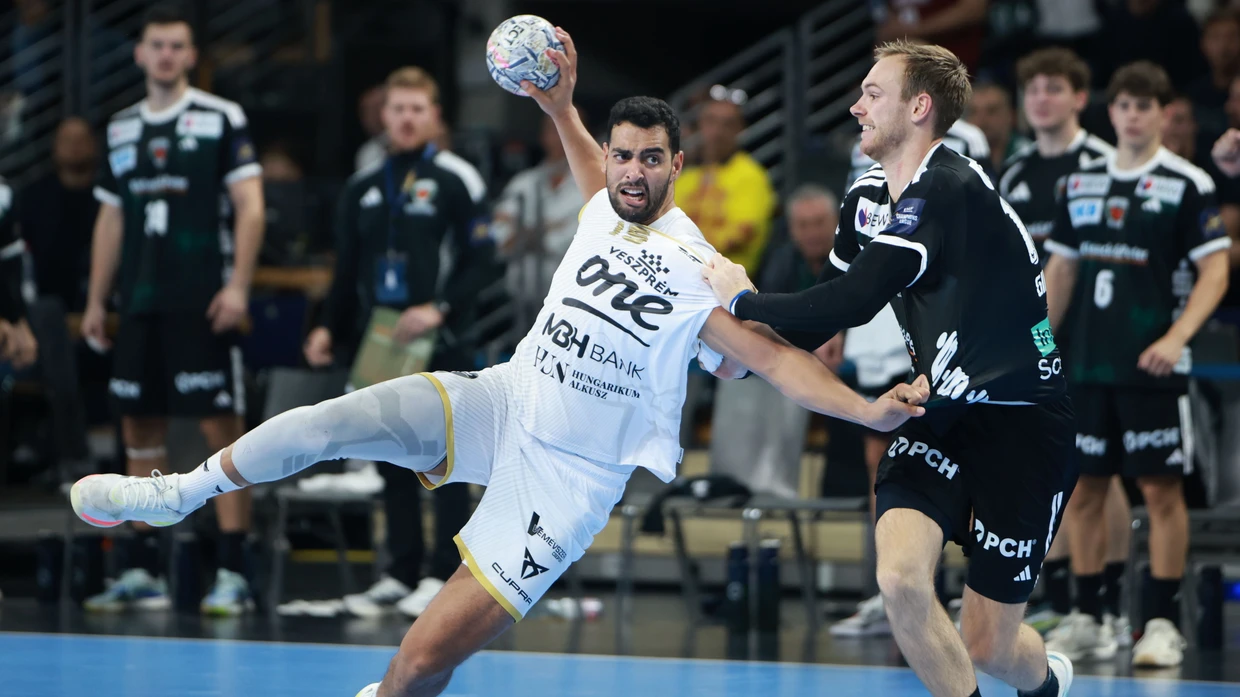 Veszpréms Spieler Ahmed Hesham (links) am Ball gegen Mathias Gidsel.