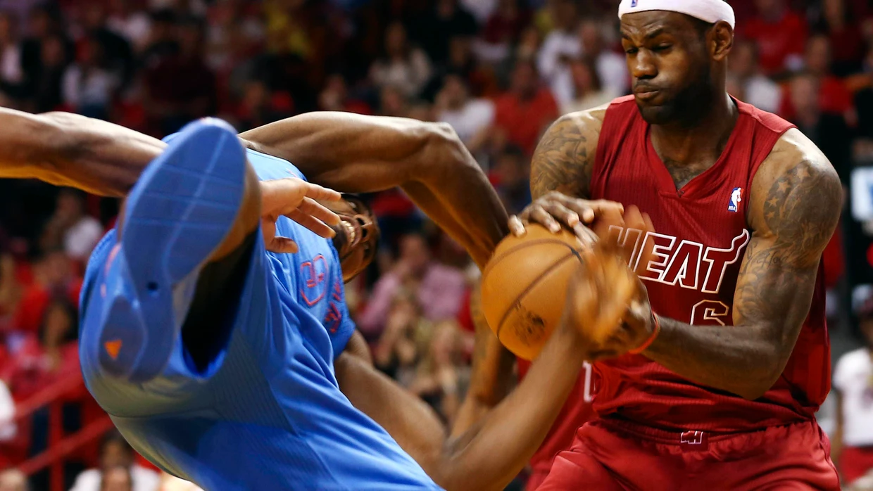 Serge Ibaka verliert den Zweikampf gegen Miami-Star LeBron James (r.)