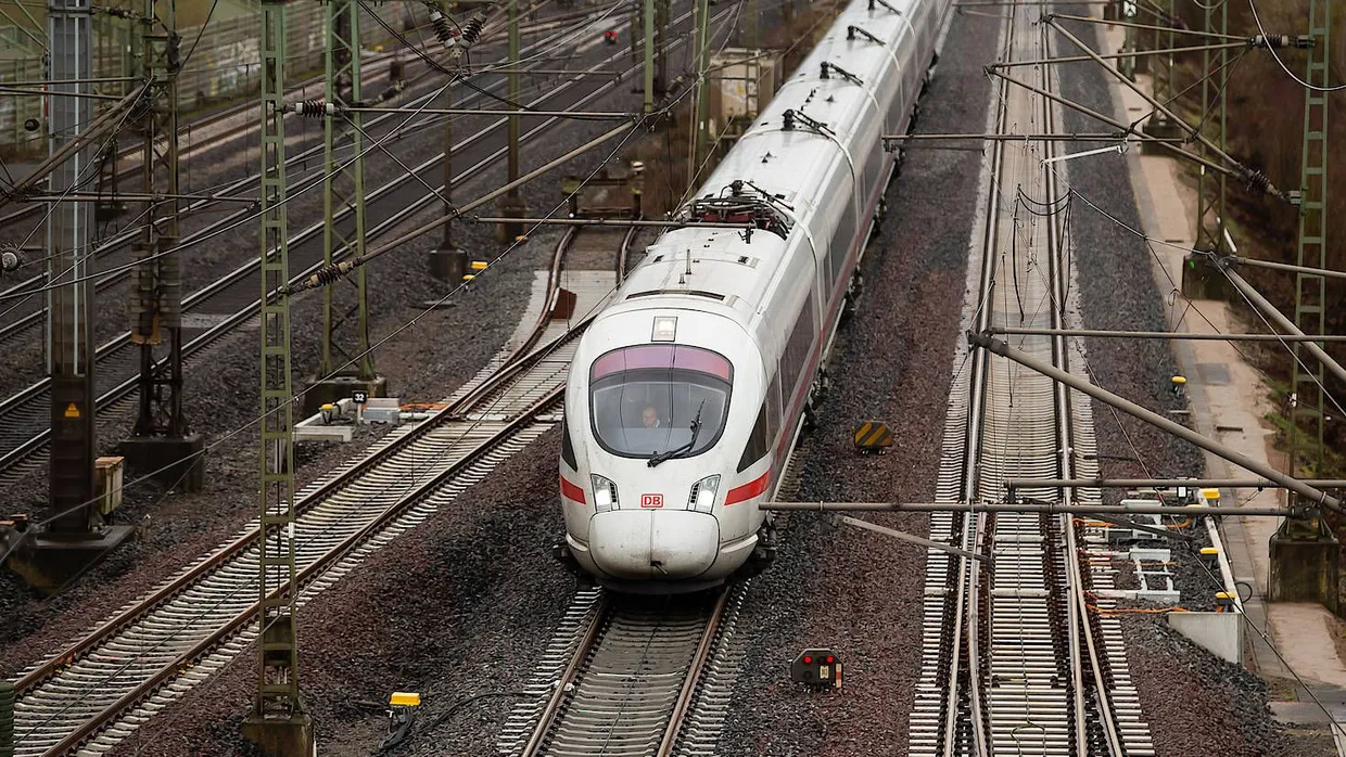 „Größte Preissenkung in der Geschichte der Bahn“: ICE-Zug in Niedersachsen