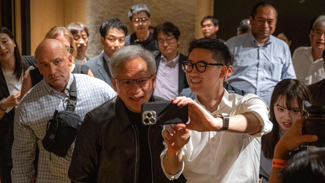 Der Nvidia-Chef Jensen Huang wird mitunter wie ein Pop-Star empfangen. Das Unternehmen hat einen Börsenwert von umgerechnet 4,5 Billionen Euro.
