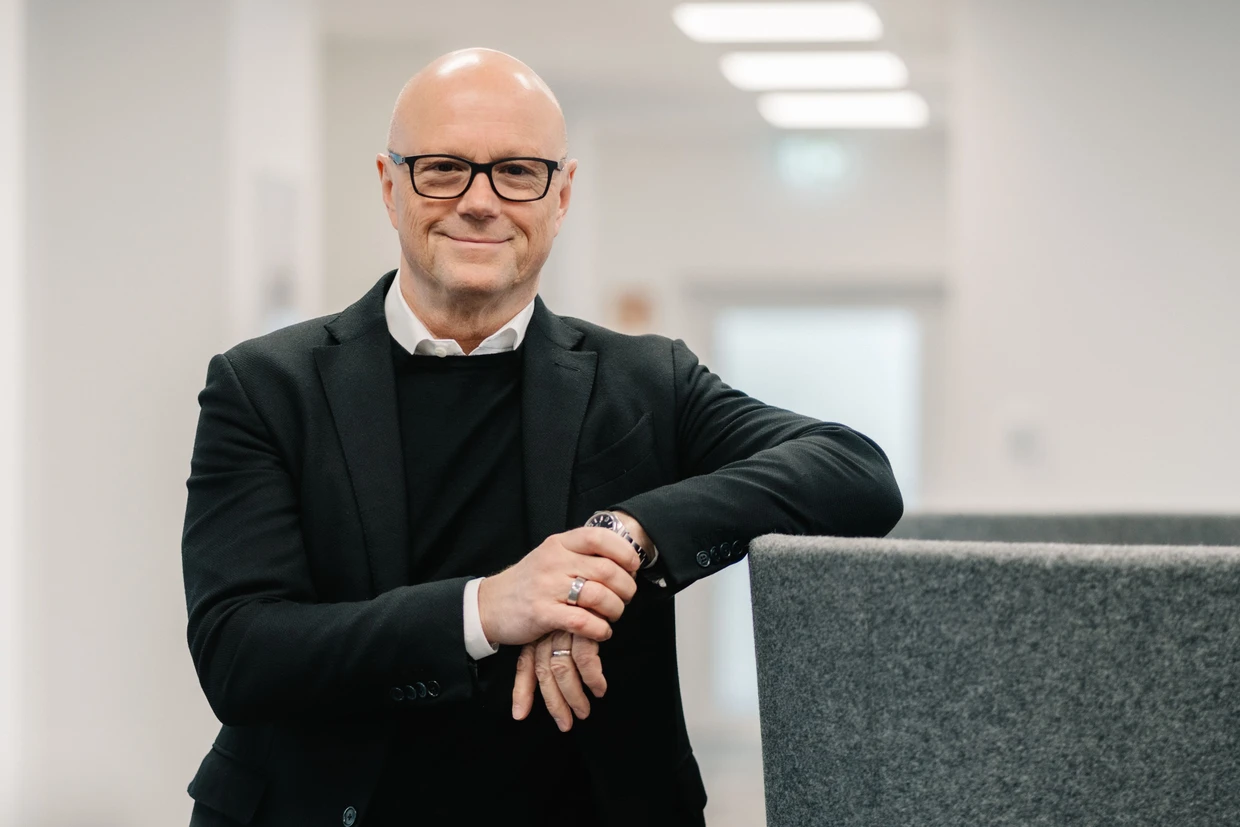 Hat die Modebranche mitgestaltet und will sie nun nachhaltiger machen: der Schwede Patrik Frisk, Geschäftsführer von Reju.