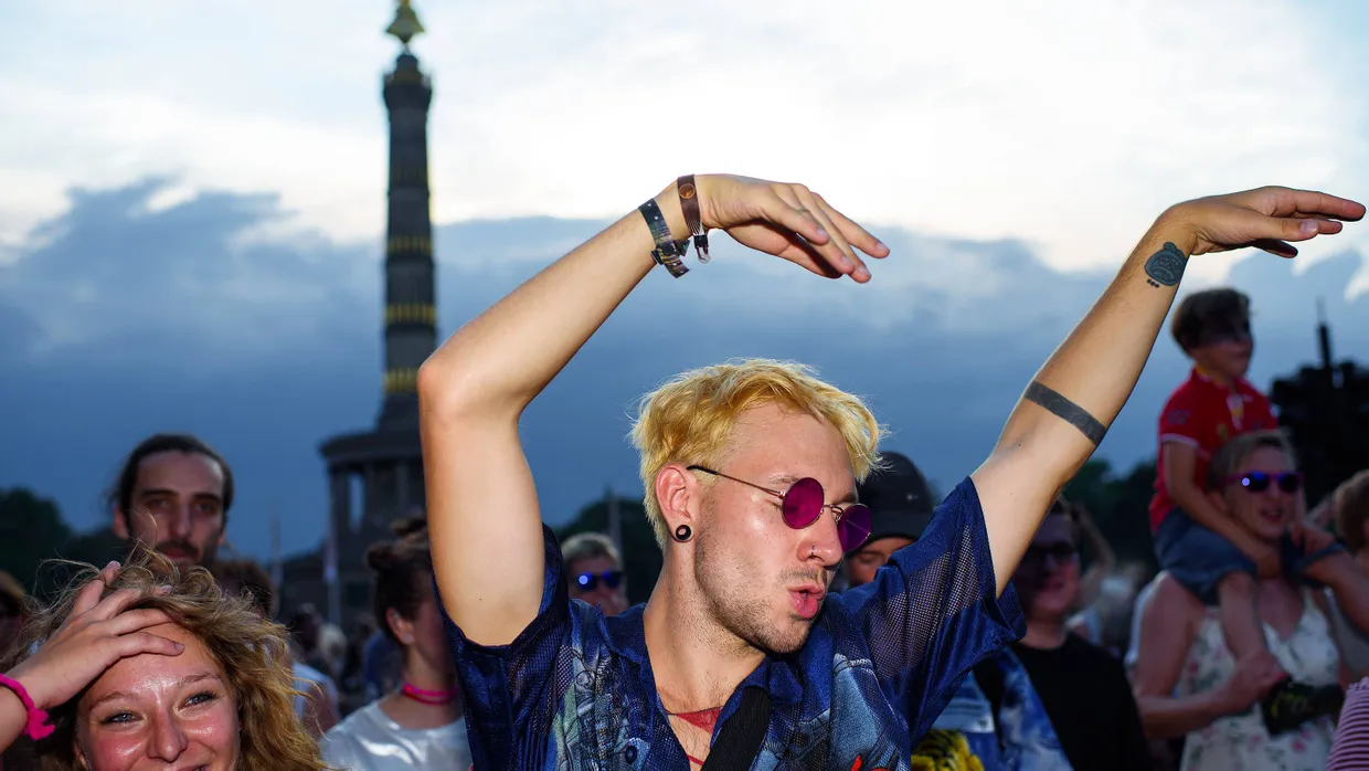 Teilnehmer feiern auf der Parade zum Christopher Street Day (CSD) in Berlin.