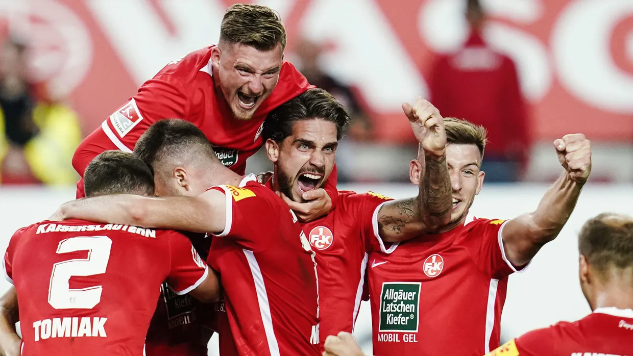 Siegtreffer in der Nachspielzeit: Der 1.FC Kaiserslautern bejubelt die erfolgreiche Rückkehr in die 2. Bundesliga.