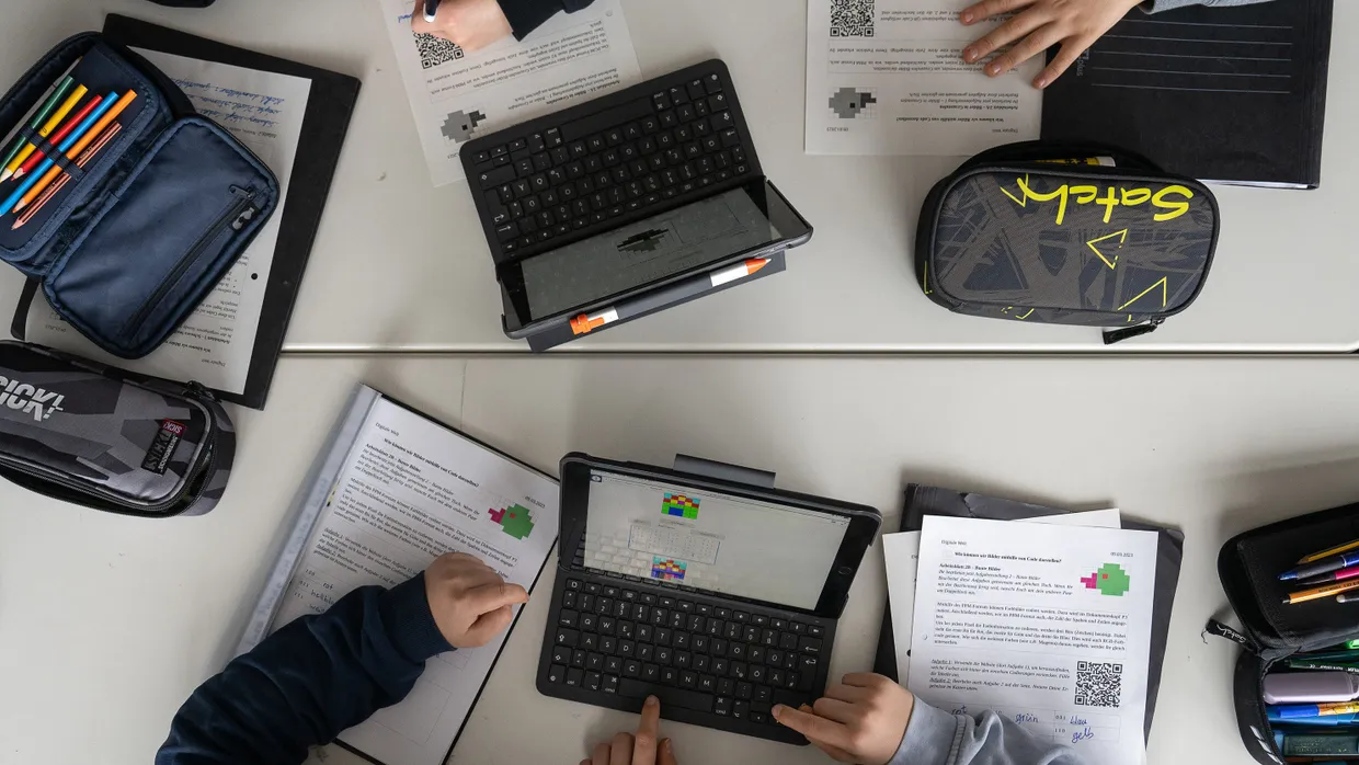 Digital Lernen: Schüler arbeiten während des Schulfaches „Digitale Welt“ am Hanauer Gymnasium Hohe Landesschule an Tablets.