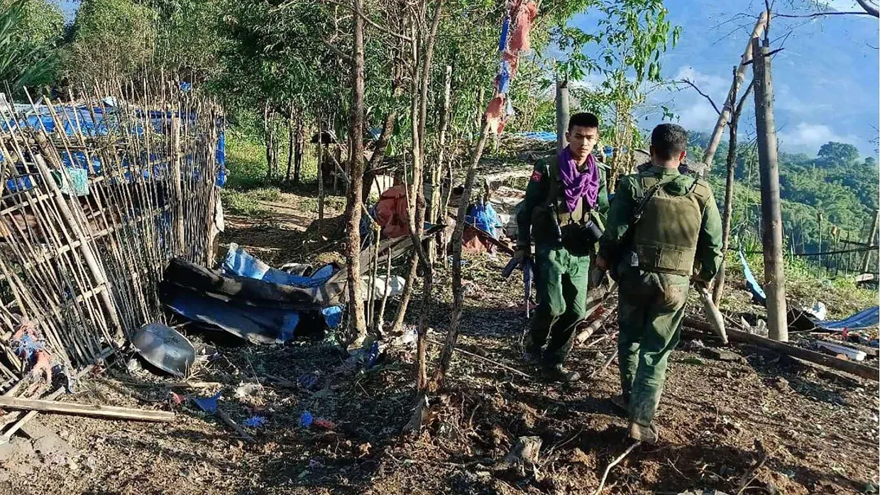 Kämpfer der Myanmar National Democratic Alliance Army (MNDAA) bei einer eingenommenen Basis der Streitkräfte von Myanmar im nördlichen Shan-Staat am 28. Oktober 2023.