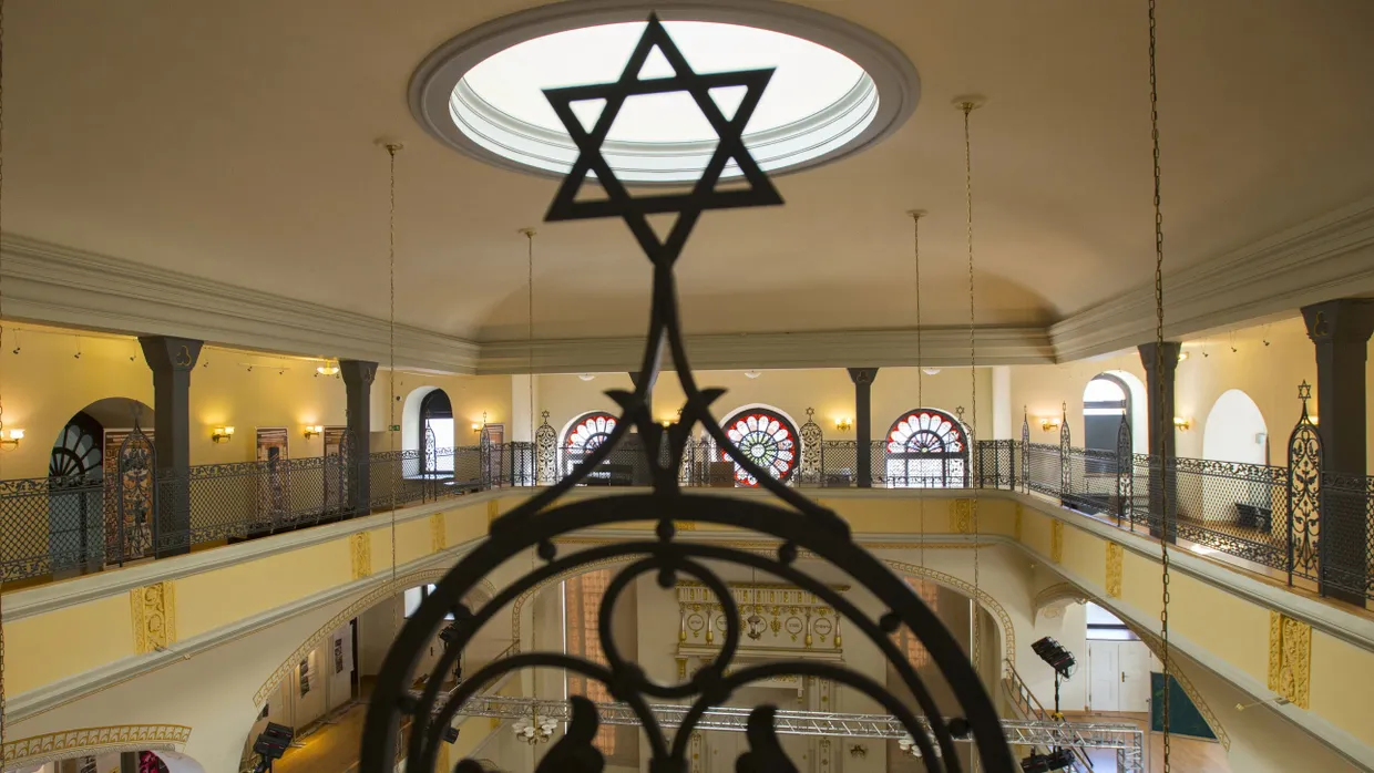 Weil die Synagoge „Zum Weißen Storch“ in Breslau bei den Pogromen im November 1938 nicht zerstört wurde, konnte ein Urenkel von Franz Moser in der Synagoge seine Bar-Mizwa feiern, die sein Urgroßvater schon besucht hatte.
