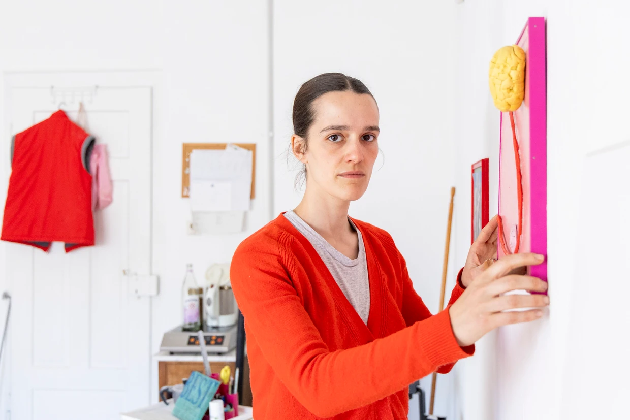 Hat Sterne geschaffen: Die Bildhauerin BA Sela in ihrem Atelier in Wiesbaden.