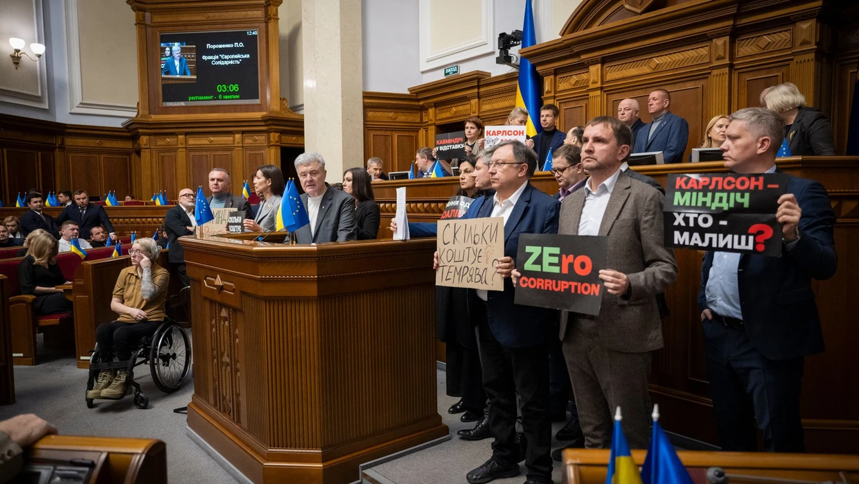 Oppositionsabgeordnete blockierten am Dienstag das Rednerpult in der Werchowna Rada.