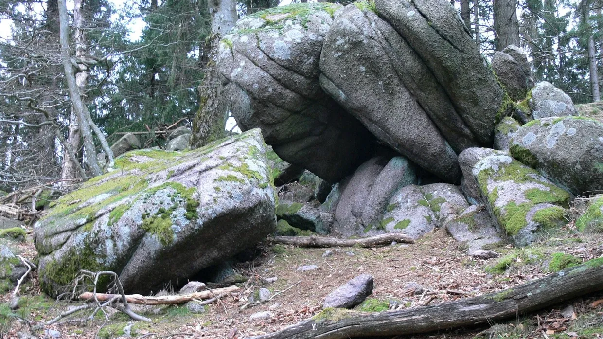 Kennzeichnend für den Odenwald ist seine geologische Zweiteilung – im Osten Sandstein, im Westen eine mächtige Granitauflage. Massiert tritt das kristalline Gestein besonders in Höhen- und Steillagen wie an der 577 Meter hohen Tromm bei Rimbach auf.