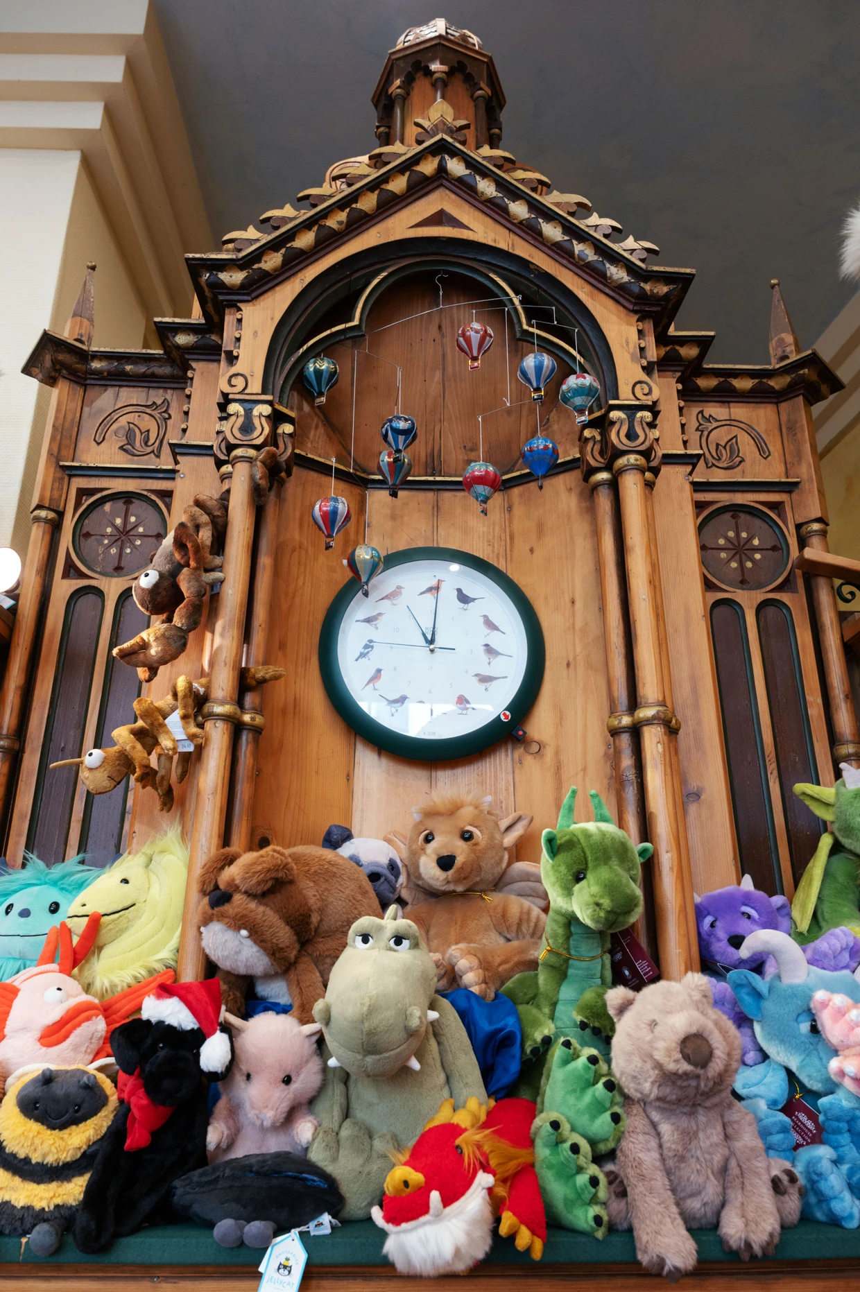 Auch Monster-Plüschtiere liegen im Spielwarengeschäft „Die Murmel“.