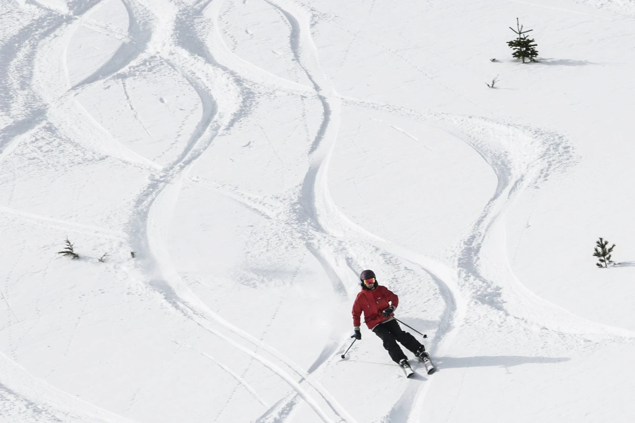 Allein auf der Piste? Noch ist das Interesse am Skifahren ungebrochen hoch, doch die Kosten steigen.
