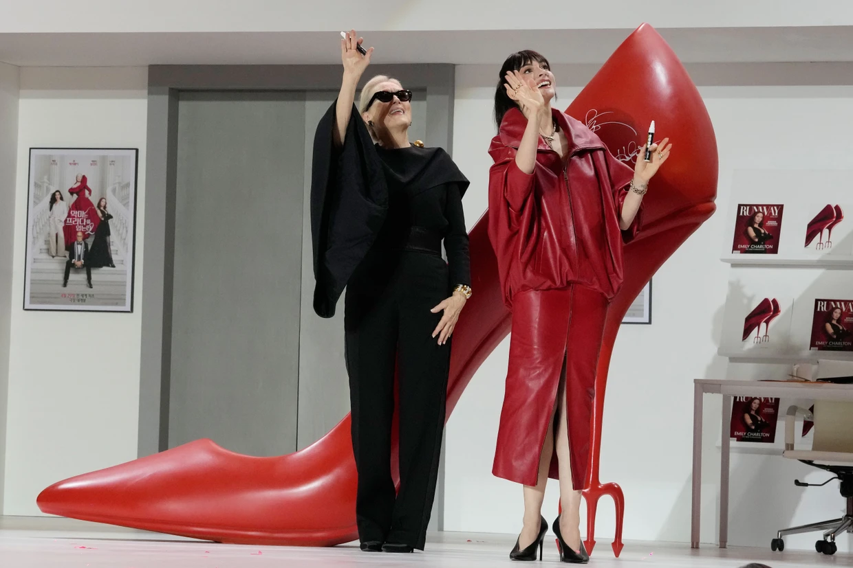Sie werben für sich: Meryl Streep (links) und Anne Hathaway präsentieren „Der Teufel trägt Prada 2“ am Mittwoch in Seoul.
