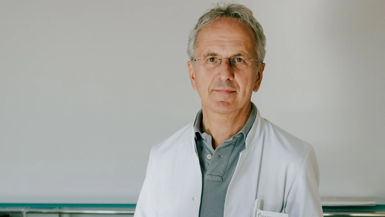 Prof. Dr. med. Andreas Michalsen arbeitet als Internist, Ernährungsmediziner und Fastenarzt in Berlin.